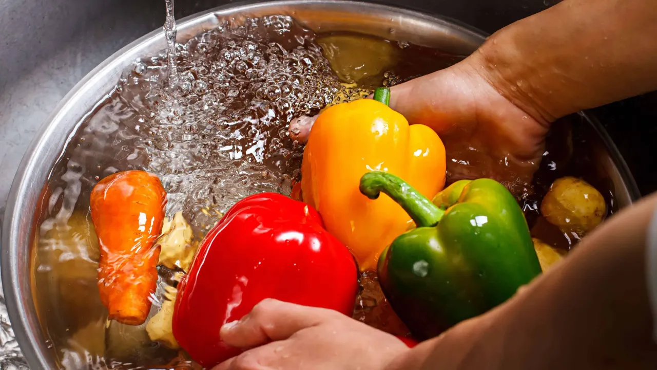 Почисти овощи. Гигиена пищевых продуктов. Fruit washing. Чем сушить вымытые овощи и зелень. Washing fr Dry Fruits.