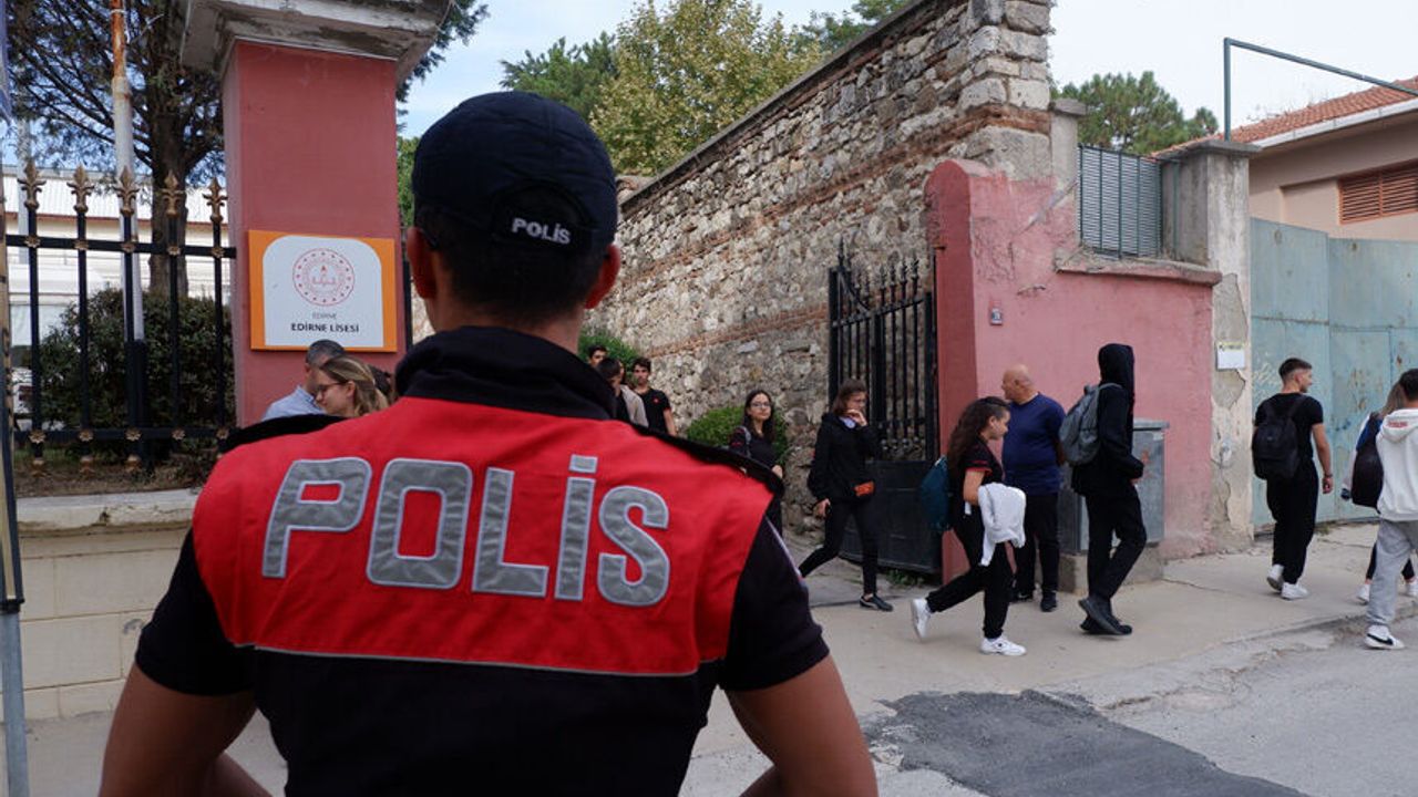 Polisten okul çevrelerinde sıkı denetim