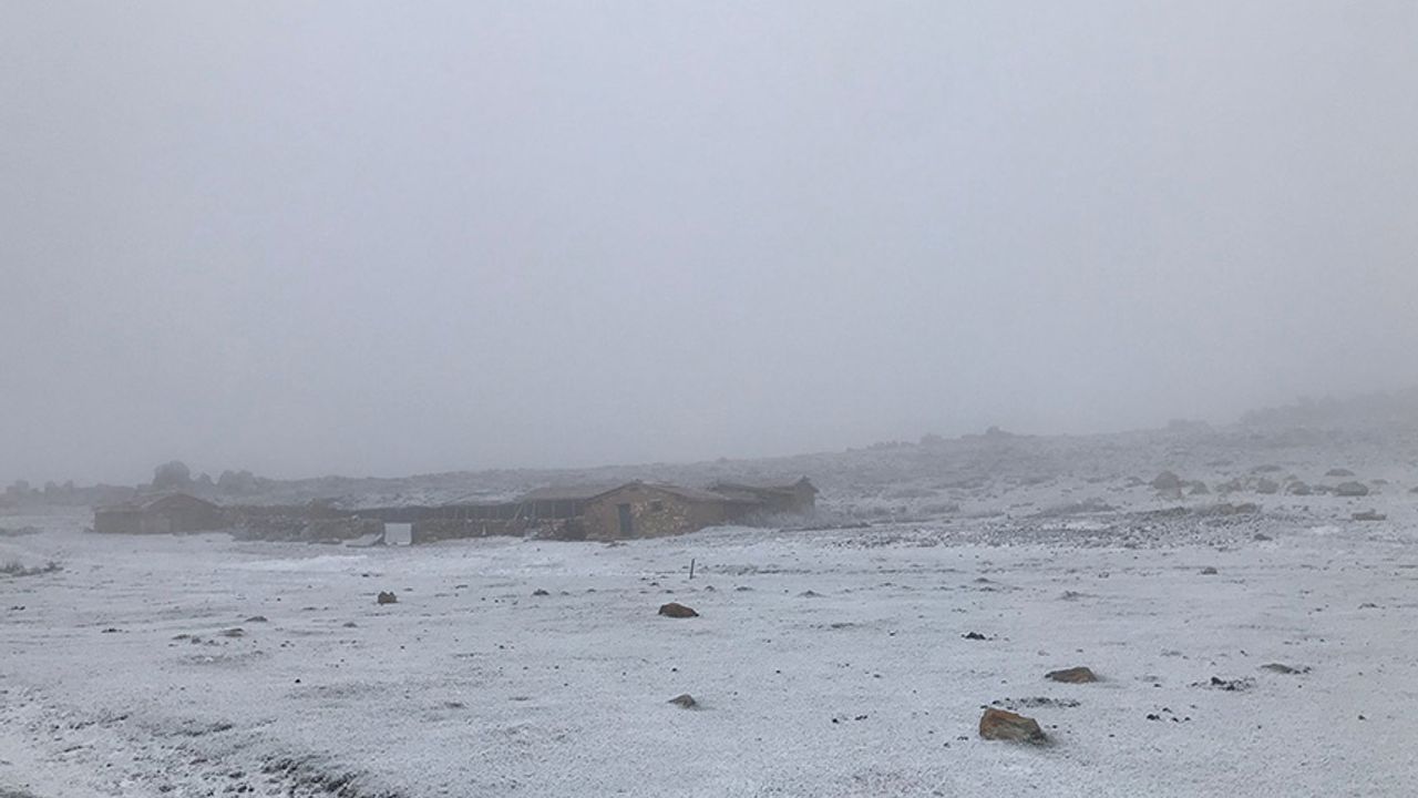 Afyonkarahisar'ın yüksek kesimlerine kar yağdı