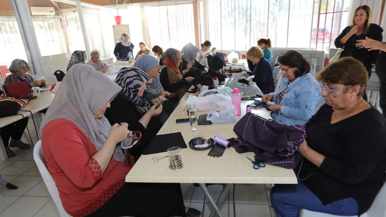 Bayraklı'da hobi ve meslek kurslarına bu yıl bin 400 kadın katıldı