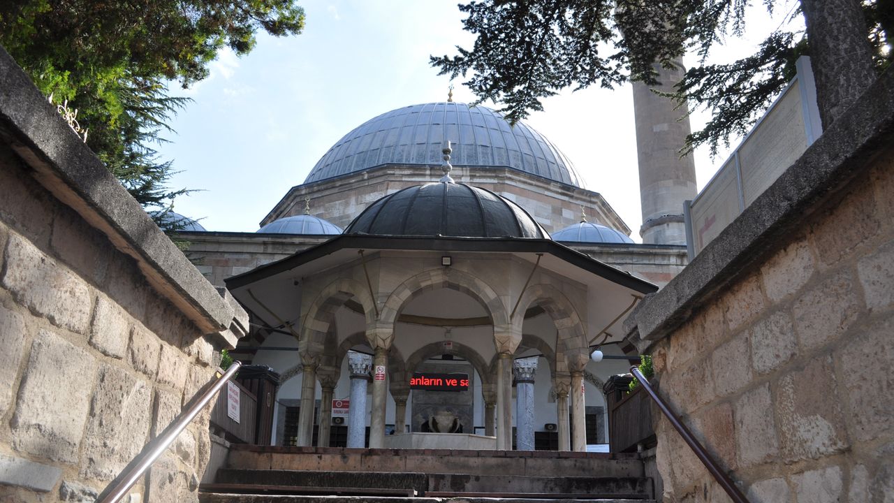 Eskişehir’de yüzyıllardır ayakta kalan tarihi cami vatandaşları cezbediyor