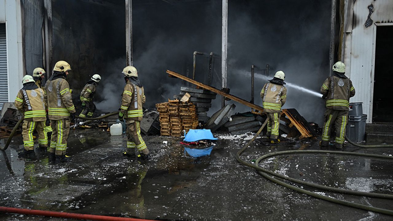 İstanbul'da Gürpınar Balık Hali'ndeki iki baraka yangında kullanılamaz hale geldi
