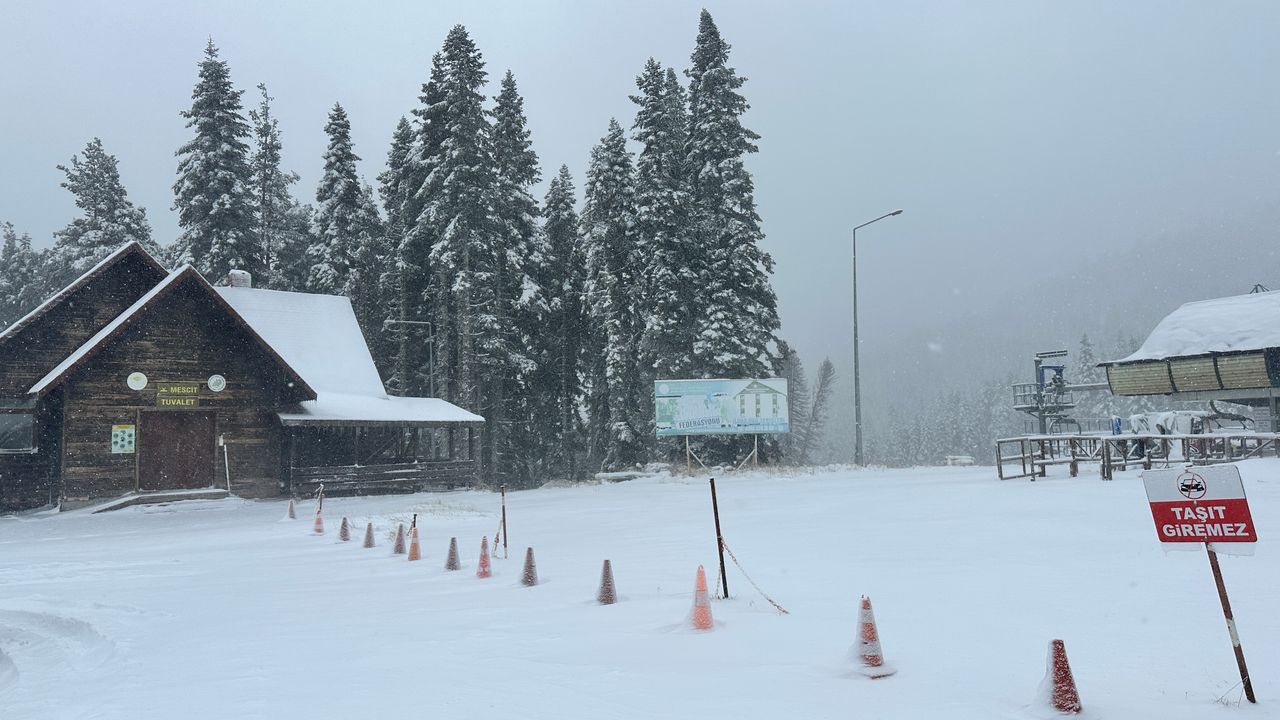 Kar yağışını fırsat bulan vatandaşlar Ilgaz Dağı'nın yolunu tuttu