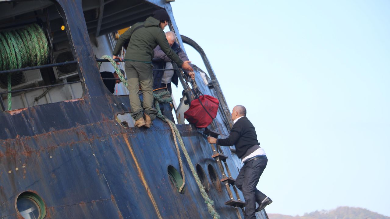 Karaya oturan Pallada’nın mürettebatı gemiden eşyalarını topladı