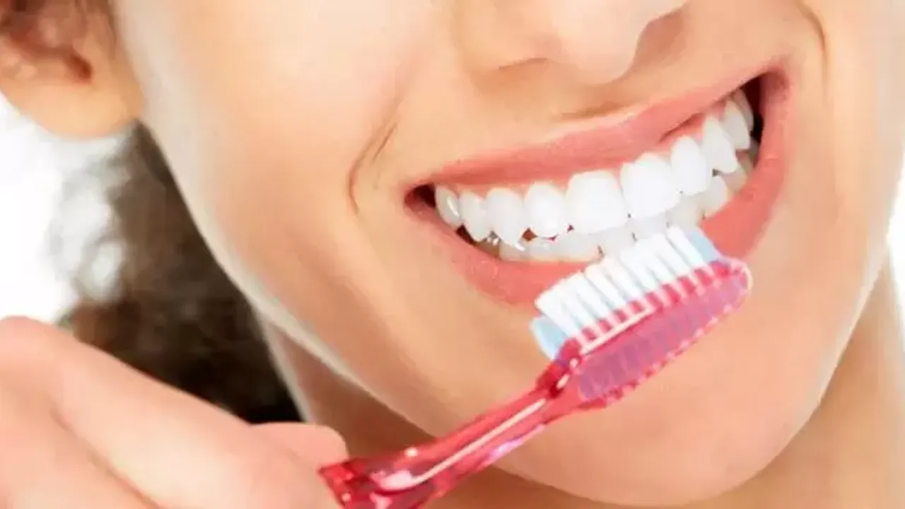 Sağlıklı gülüşler için: Diş çürüklerini önleyen fırçalama yöntemleri