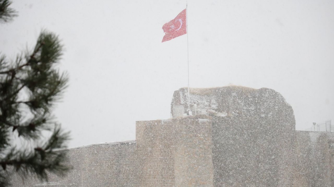 Tarihi Harput Mahallesi’nde kar etkisi artırdı, göz gözü görmedi