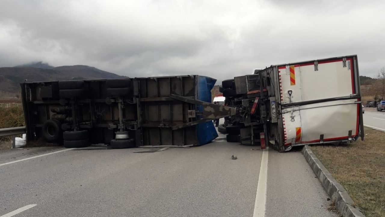 Amasya’da devrilen kamyon yolu ulaşıma kapattı