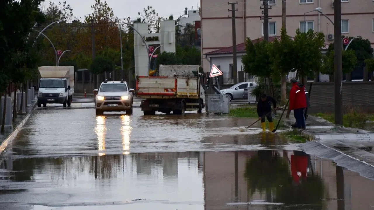 Antalya'da şiddetli yağış etkisini gösterdi caddeler su altında kaldı