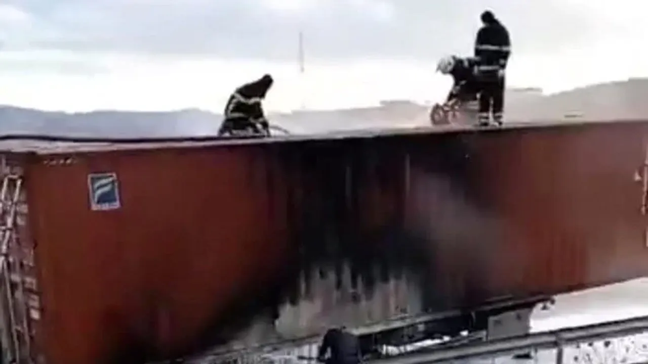 Gaziantep'te halı yüklü TIR'da yangın