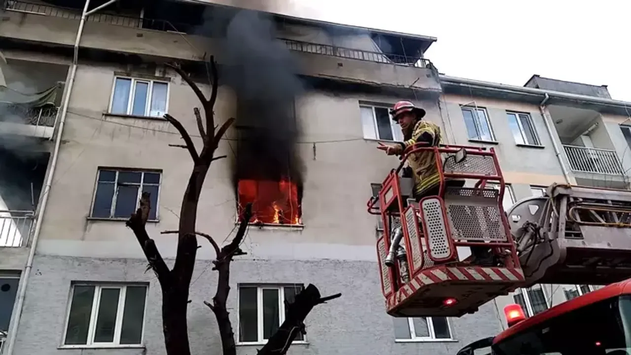 Bursa'da 4 katlı binada yangın! 14 kişi dumandan etkilendi