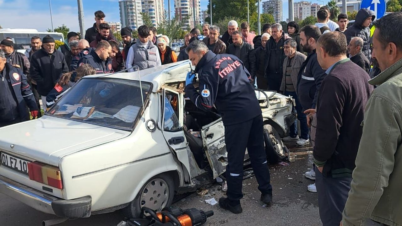 Adana’da otomobil ile midibüs çarpıştı: 9 yaralı
