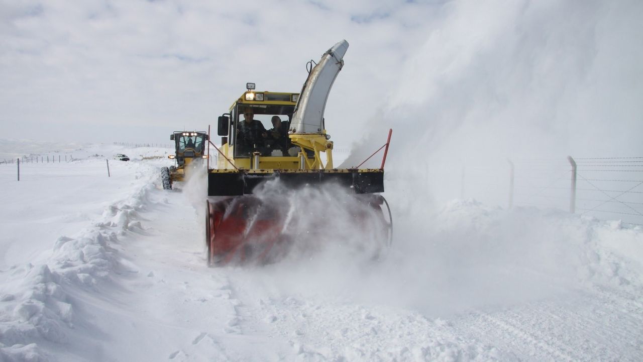 Erzincan’da kardan kapanan 375 köy yolu ulaşıma açıldı