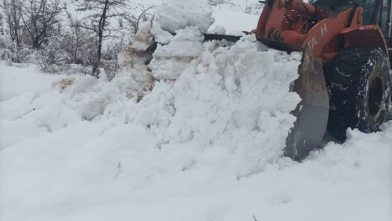 Batman’da köy yollarında karla mücadele devam ediyor