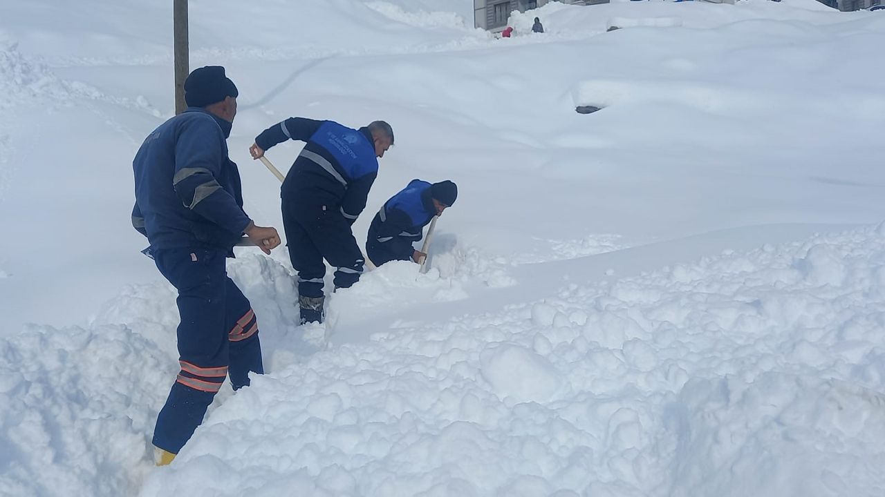Belediye ekibinin zorlu karla mücadelesi