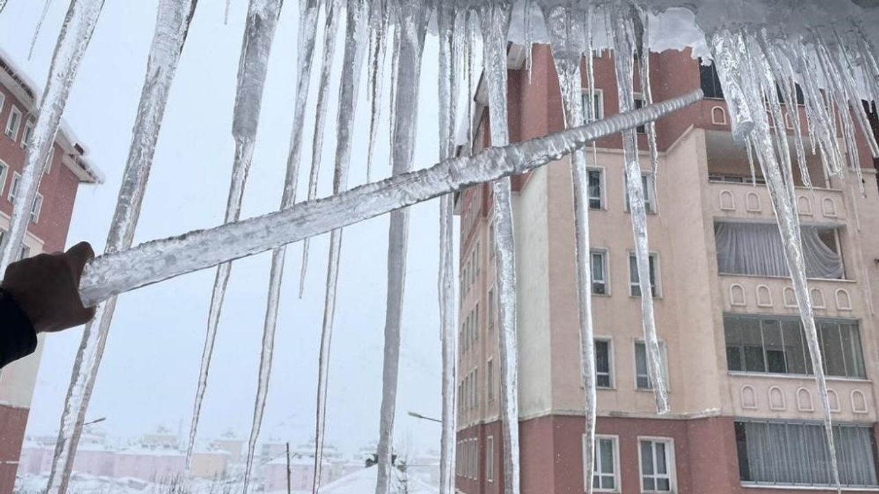 Bitlis’te çatılardaki buz sarkıtlarının boyu 2 metreyi buldu