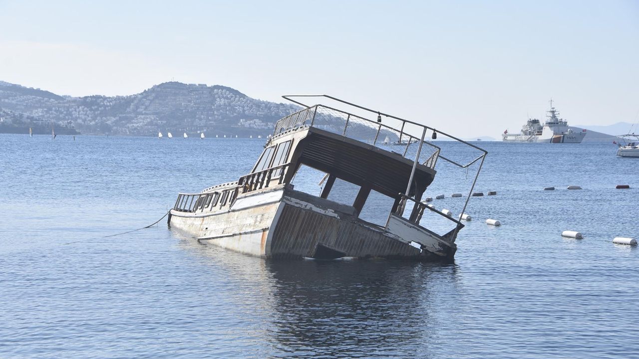 Bodrum’da 15 metrelik ahşap tekne battı