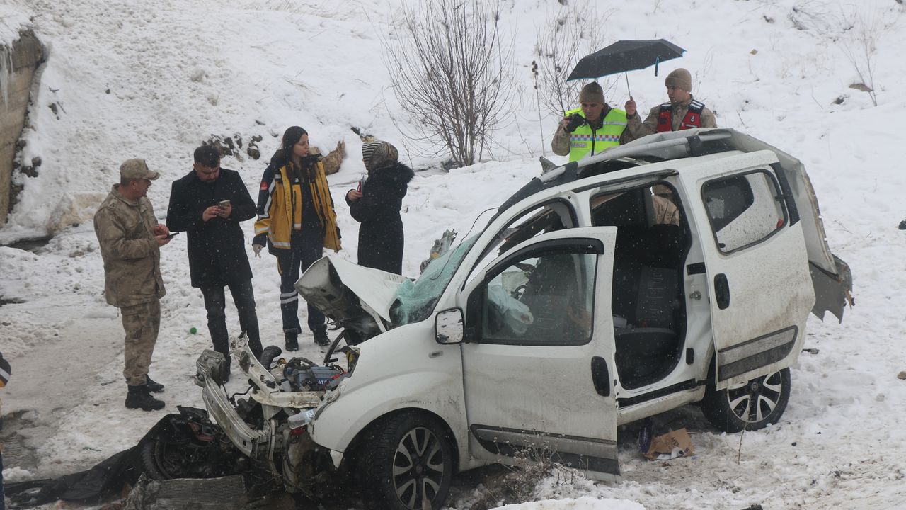 Erzincan’da hafif ticari araç ile midibüs çarpıştı: 1 ölü, 6’ı asker 9 yaralı