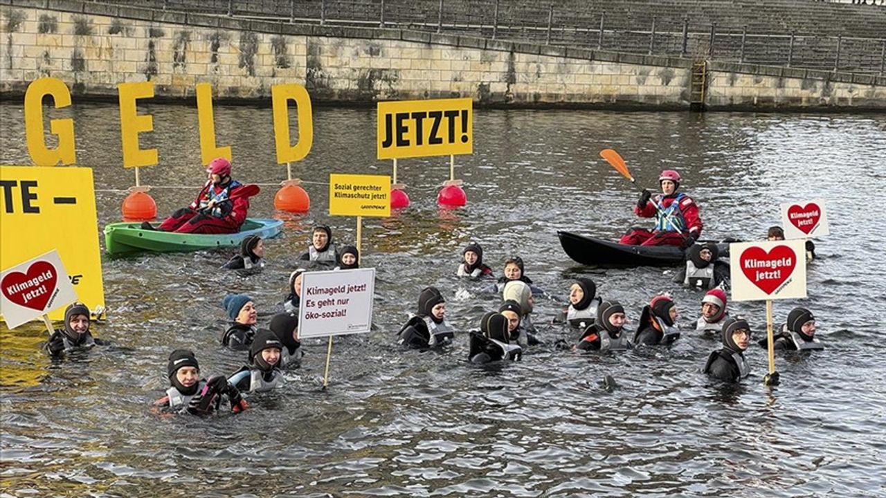 Çevreci örgüt Greenpeace, Alman hükümetinin iklim politikasını protesto etti