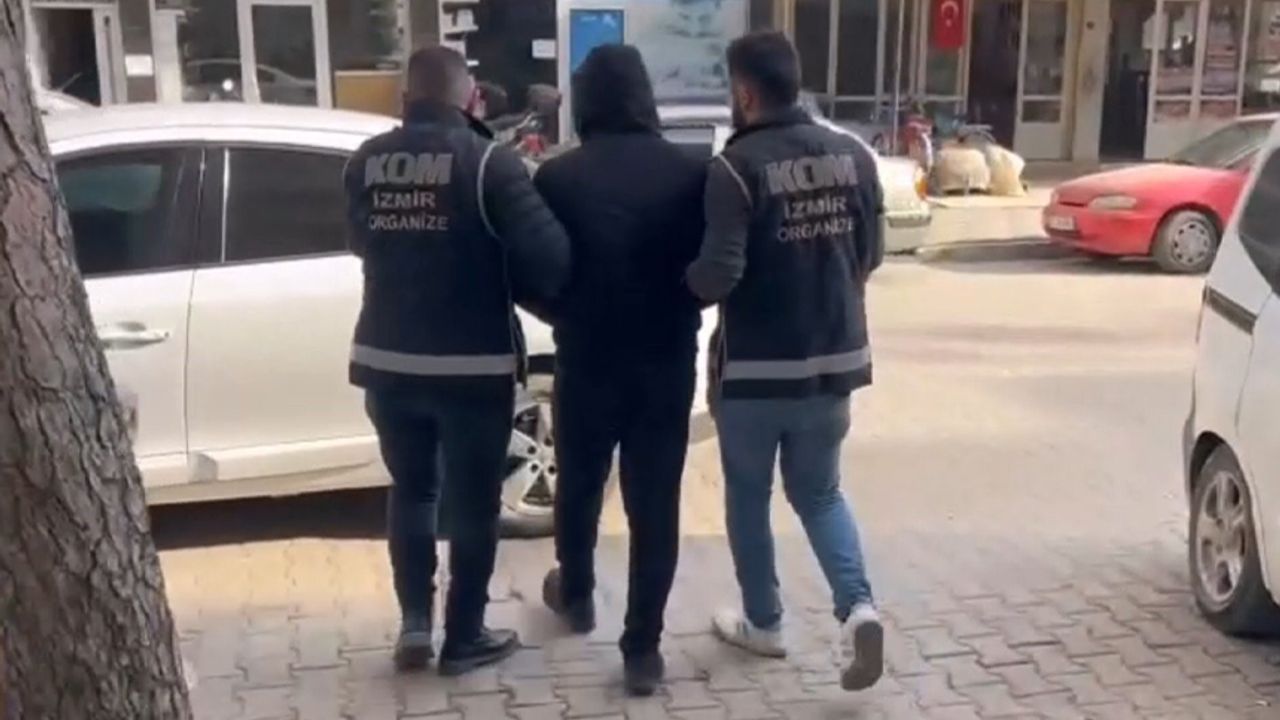 İzmir'de silah tacirlerine baskın: 5 gözaltı