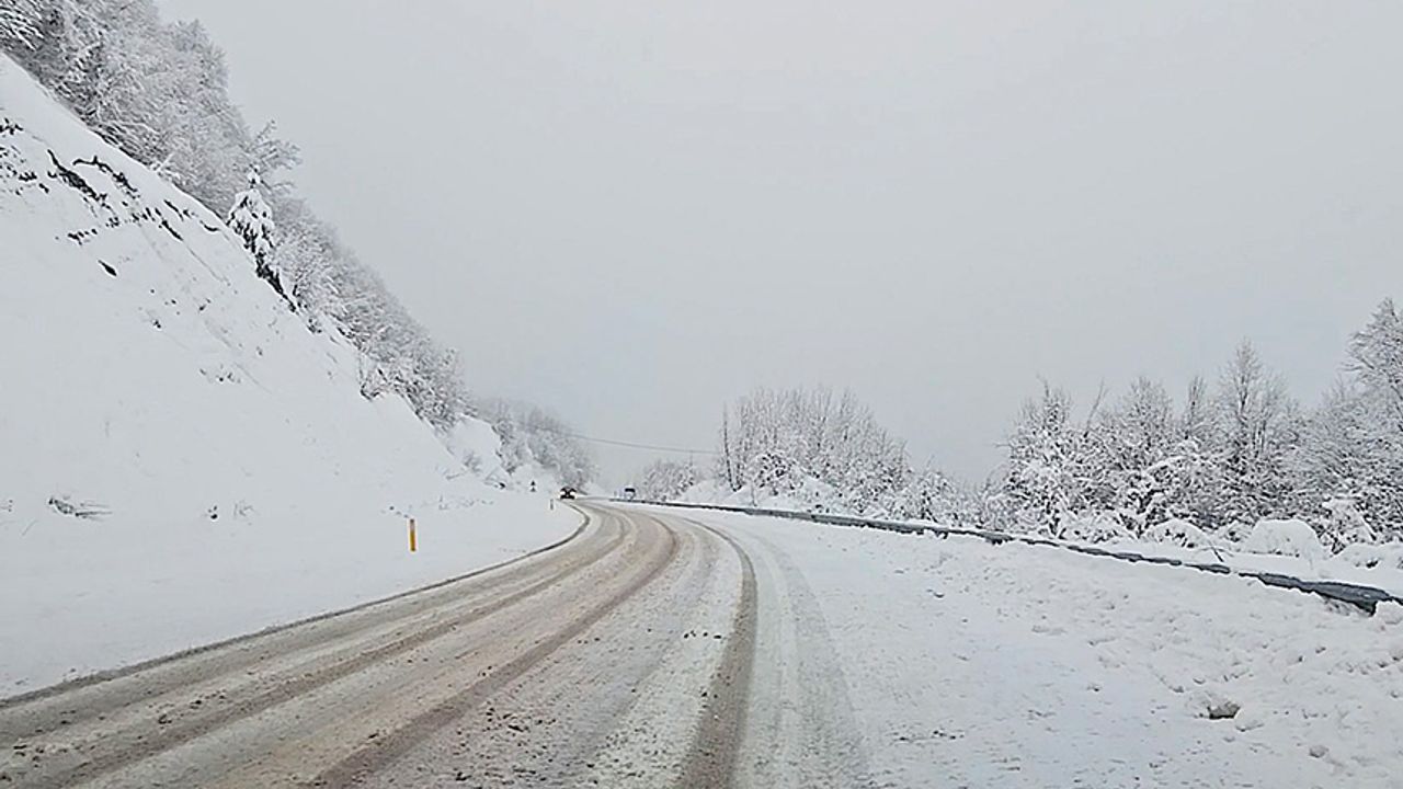 Kastamonu'nun yüksek kesimlerinde yoğun kar yağışı etkili oluyor
