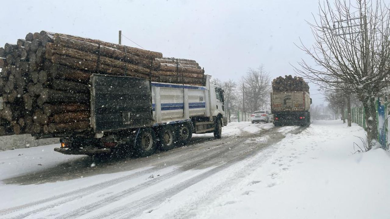 Kırklareli’nde kar sebebiyle araçlar yollarda kaldı
