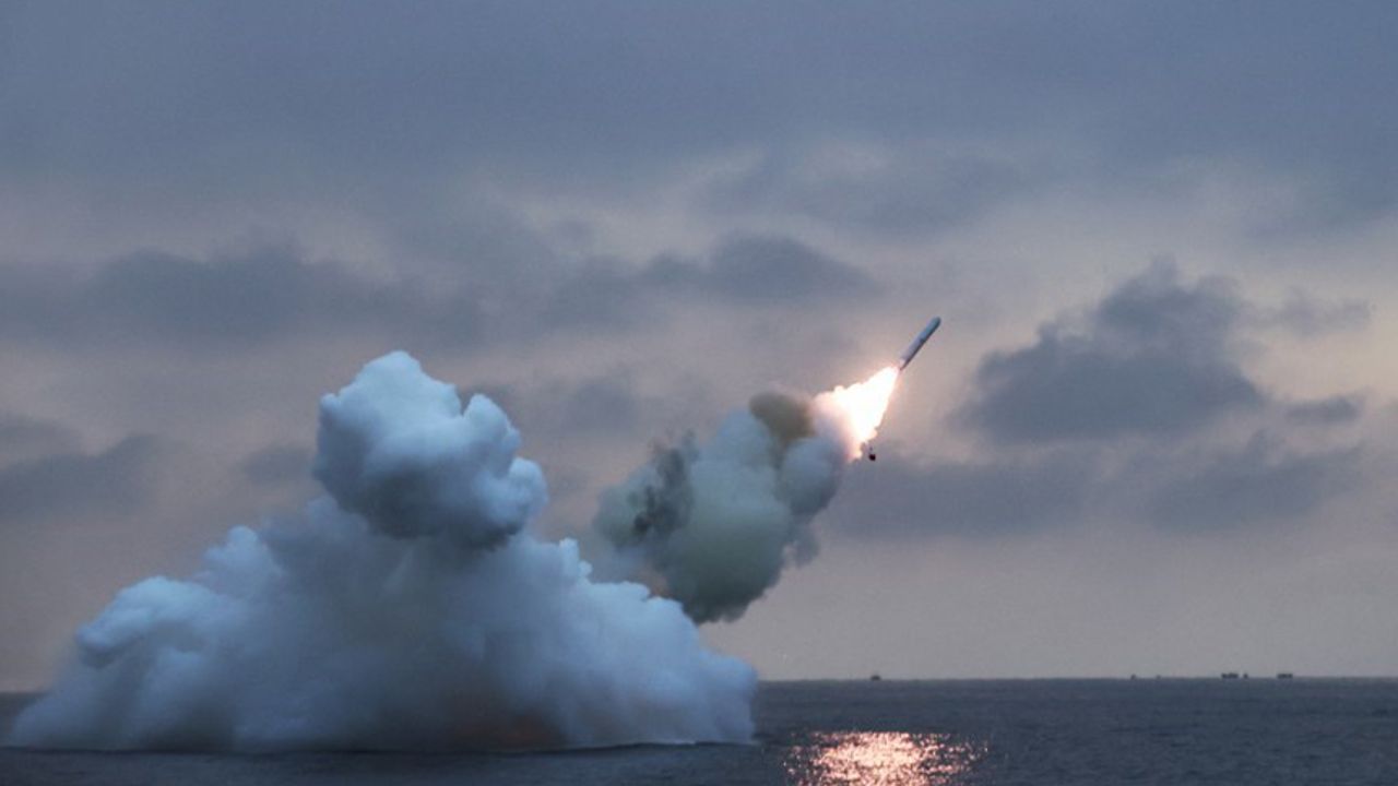 Kuzey Kore lideri Kim yeni stratejik seyir füzesinin test atışını denetledi