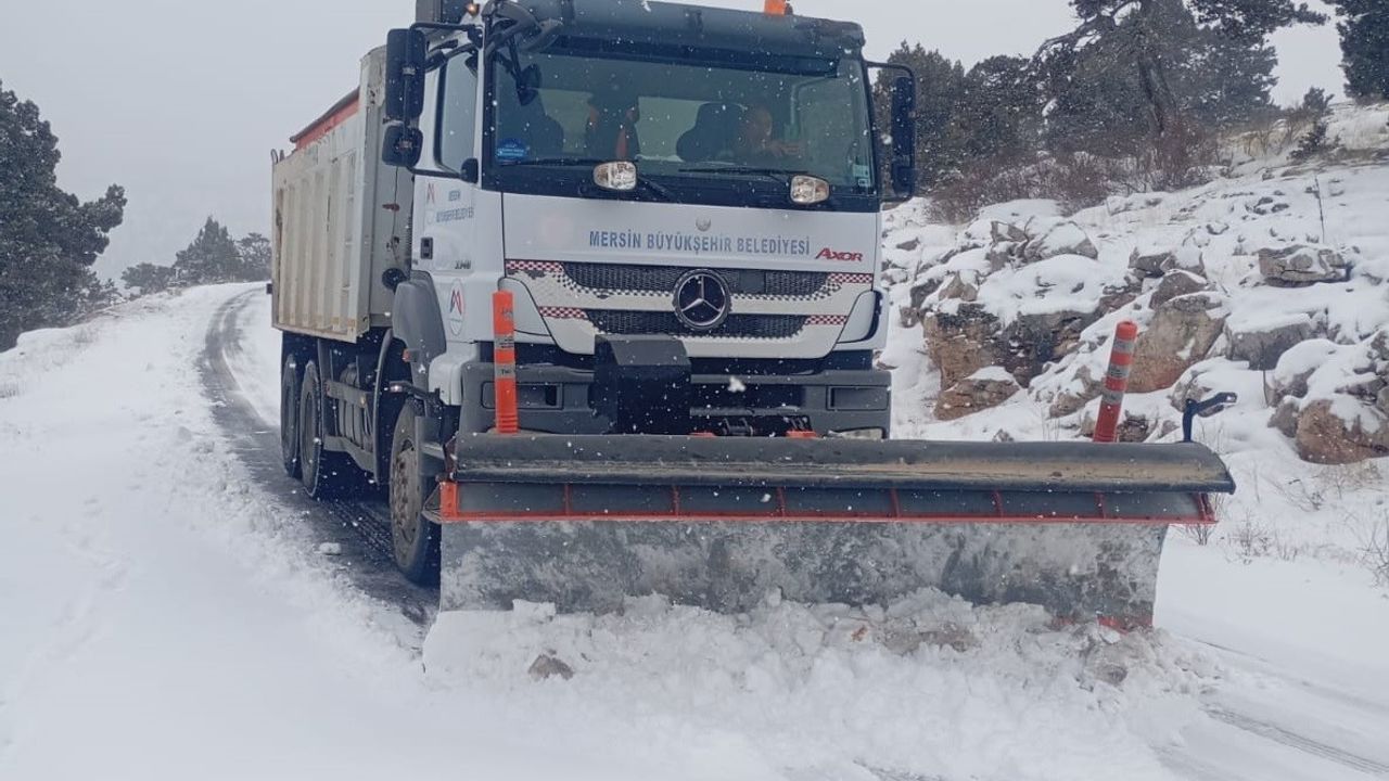Mersin'de kar birçok noktayı beyaza bürüdü, araçları yolda bıraktı