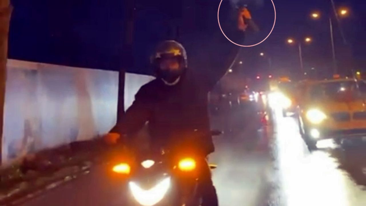 ‘Pes’ dedirten görüntü: Seyir halindeki motosikletten havaya ateş açtı