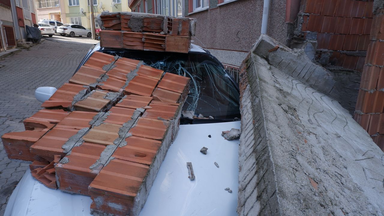 Şiddetli rüzgar nedeniyle otomobilin üzerine duvar yıkıldı