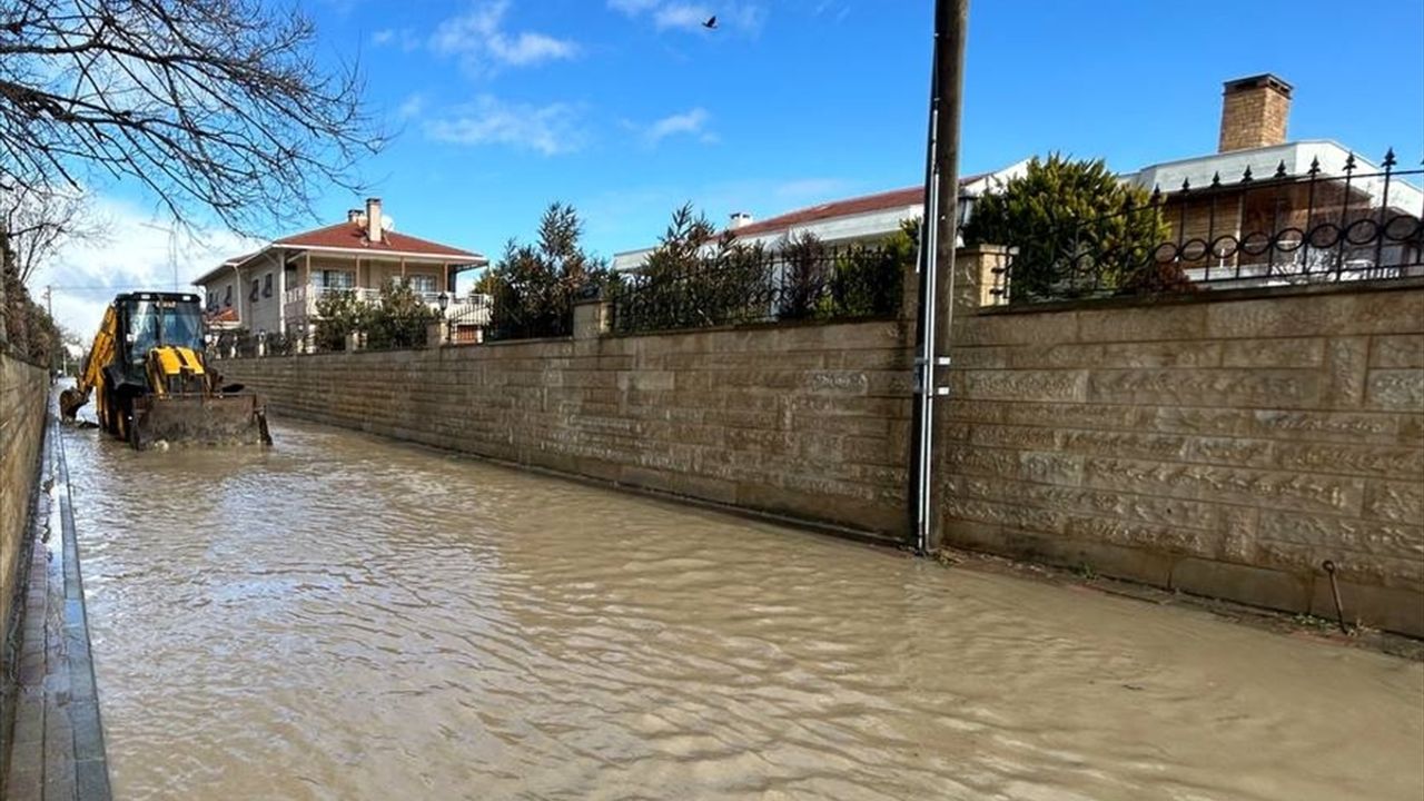 Silivri'de taşan dere nedeniyle sokakları ve bahçeleri su bastı