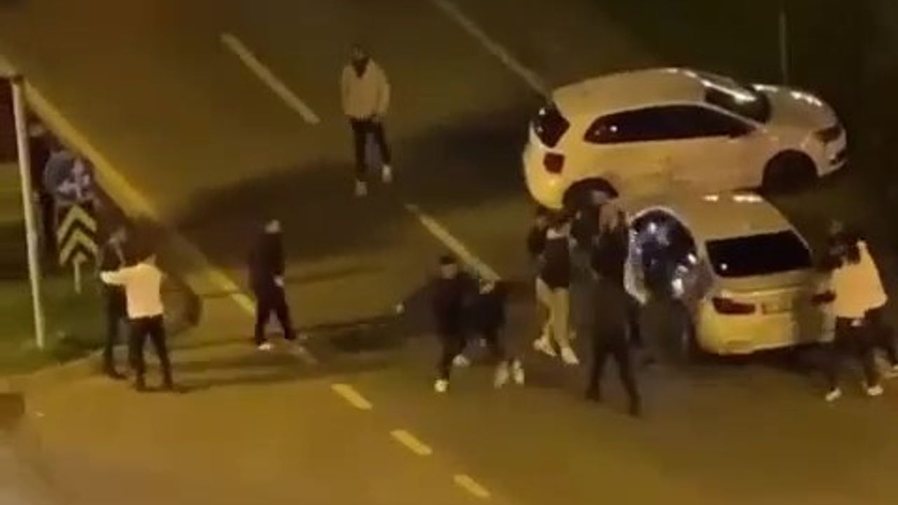 Ümraniye’de kaza sonrası sokak ortasında kavga kamerada