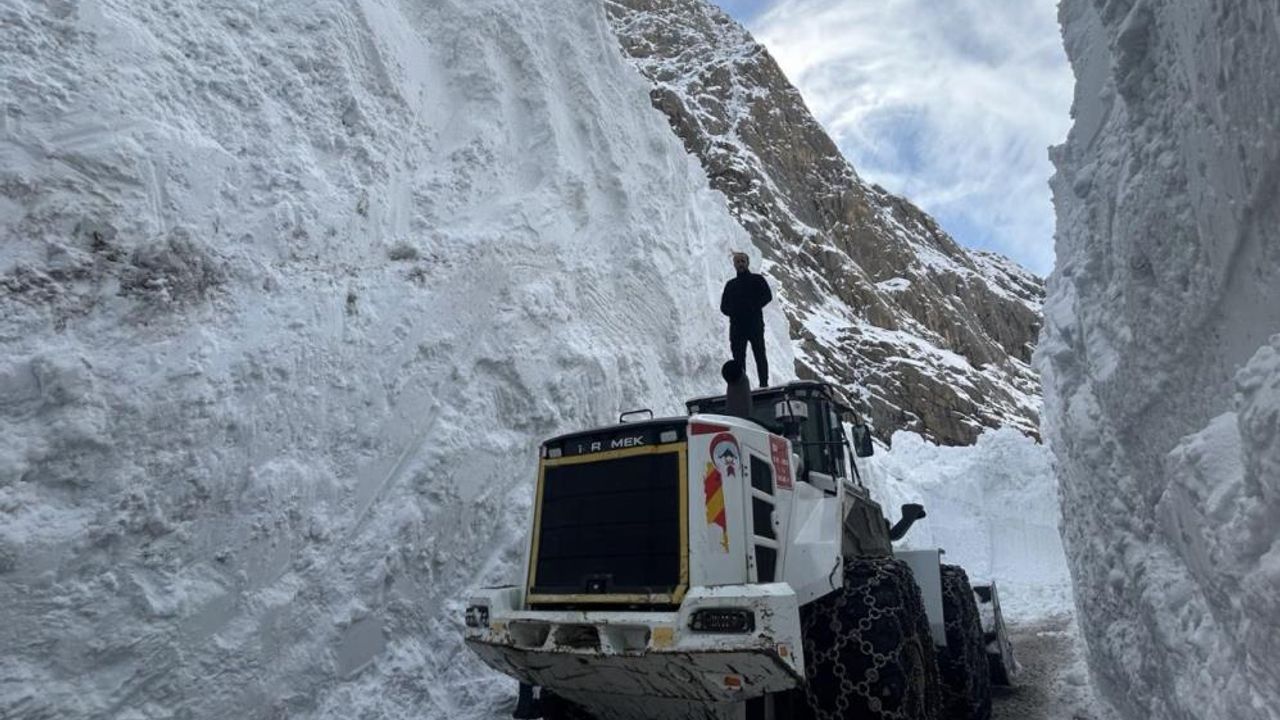 Yüksekova'da çığ bölgesindeki kar kalınlığı 10 metreyi geçti
