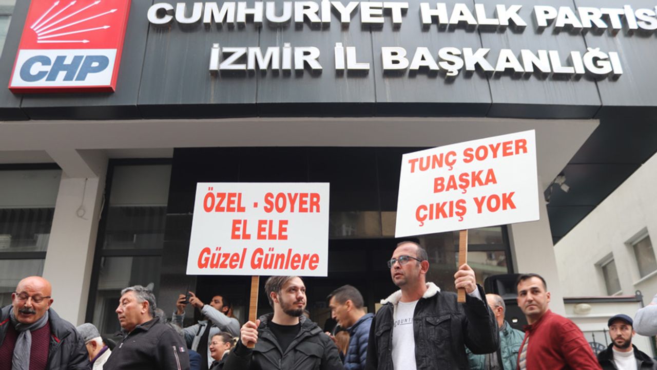 CHP İzmir İl Başkanlığının önünde vatandaşlar Soyer'e destek için toplandı
