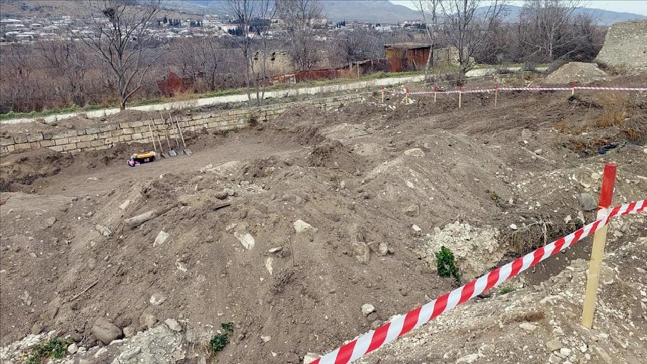 Karabağ'da Hocalı Katliamı kurbanlarına ait olduğu tahmin edilen toplu mezar bulundu