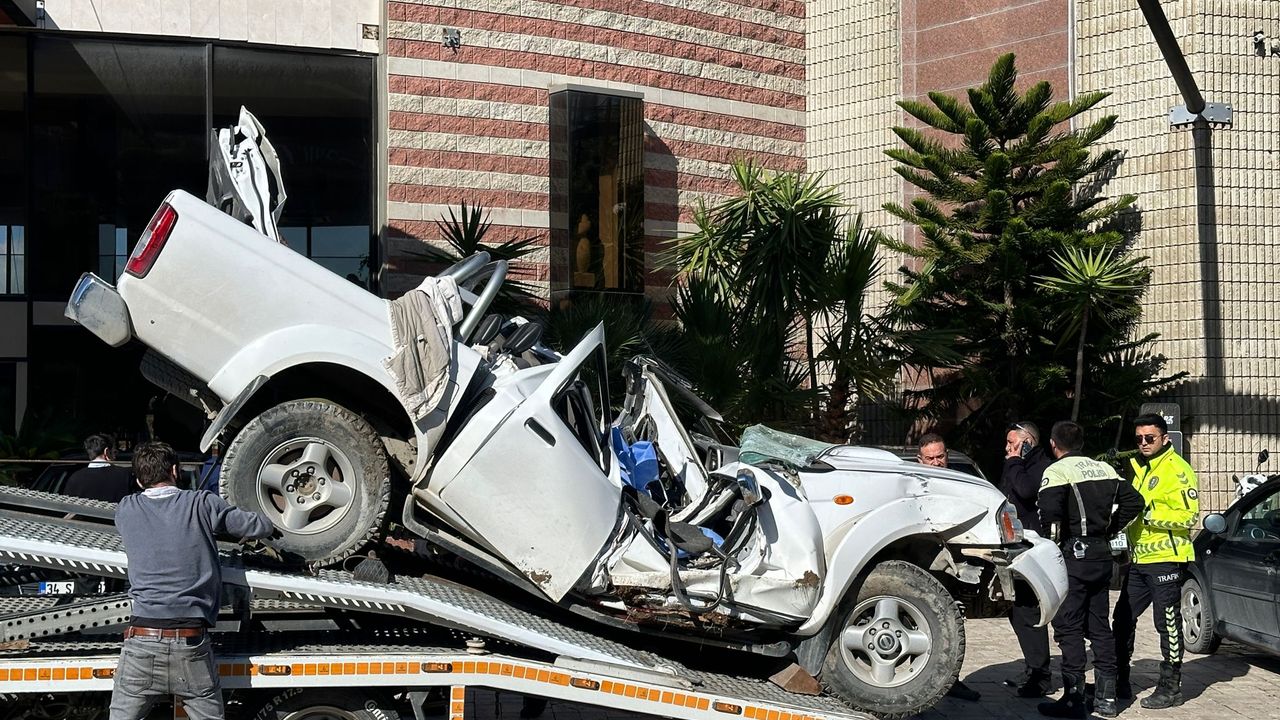 İzmir'de devrilen pikabın sürücüsü öldü