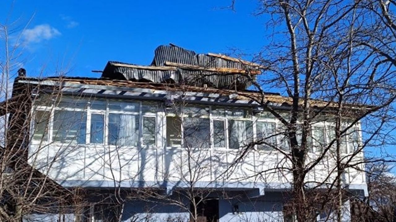 Kars'ta şiddetli rüzgar nedeniyle çatılar zarar gördü