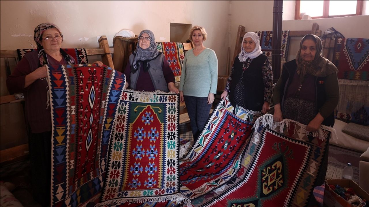 Kayseri'de tarihi medrese kilim dokuyan kadınlara gelir kapısı oldu