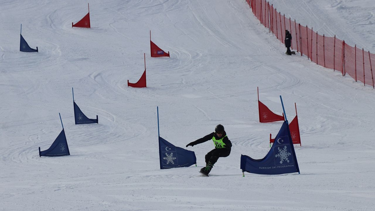 Snowboard 2. Etap Türkiye Şampiyonası Kurtuluş Kupası yarışları Erzincan'da başladı