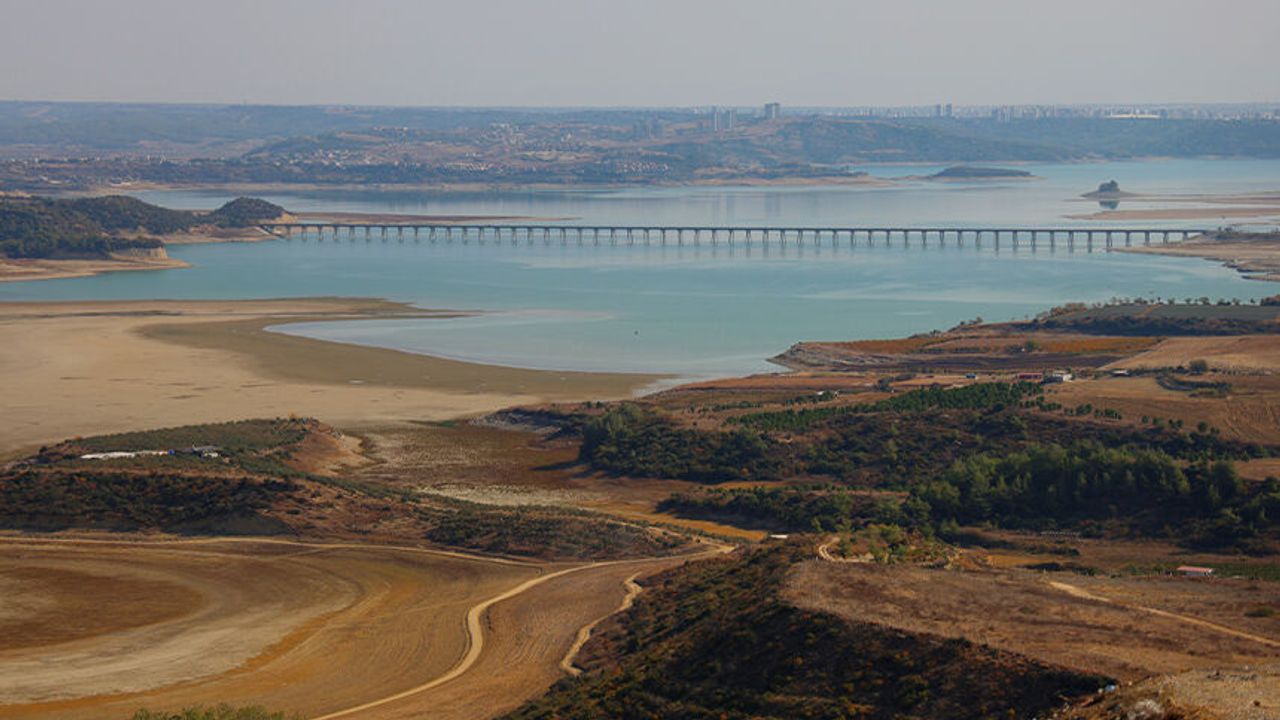 Seyhan Baraj Gölü'nde sular çekildi