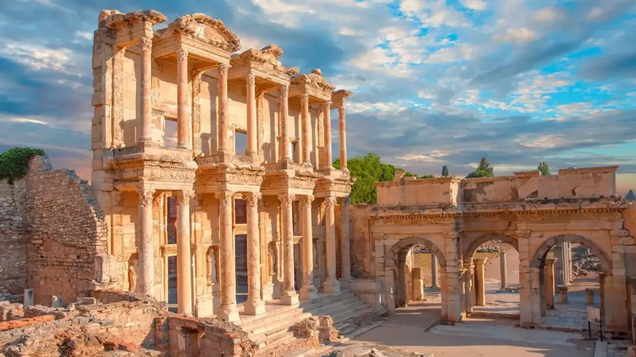 8 bin yıllık yerleşim geçmişiyle İzmir’in gözdesi! Dünyanın en çok ziyaret edilen antik kentlerinden biri büyülüyor