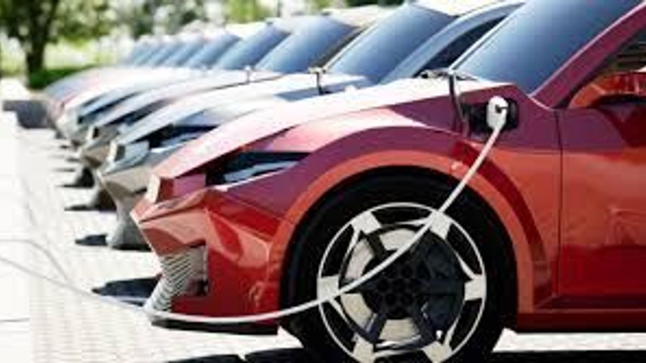 Otomobil pazarı daraldı, elektrikli araçların payı yüzde 18,6'ya ulaştı