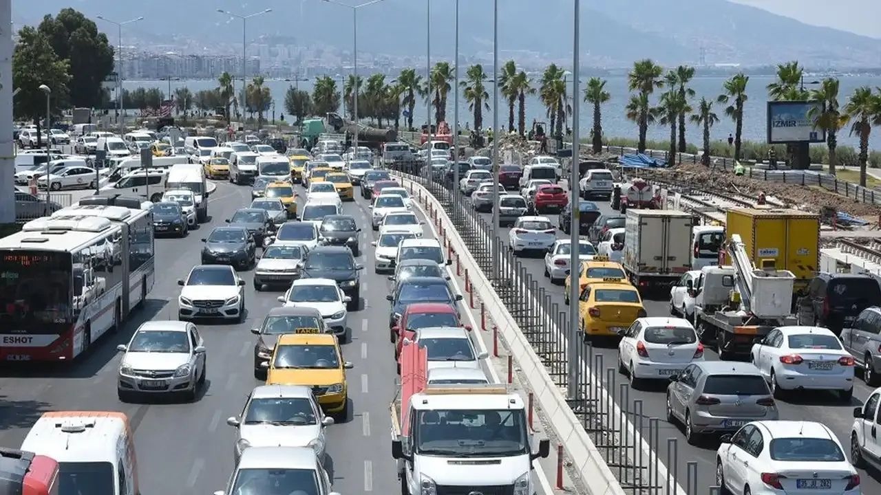 Bayram dönüşü başladı! Otoyollarda kilometrelerce araç kuyruğu oluştu