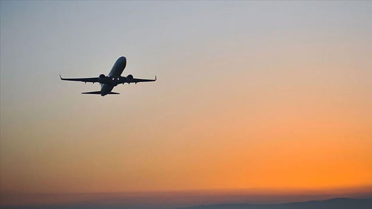 Uçağa biner binmez bunu yapanlar daha rahat yolculuk ediyor! Kabin görevlileri açıkladı