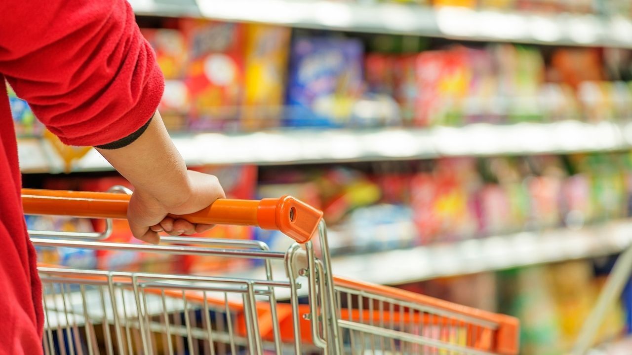 Altın ve döviz dolu çantayı market arabasına koydu saniyeler