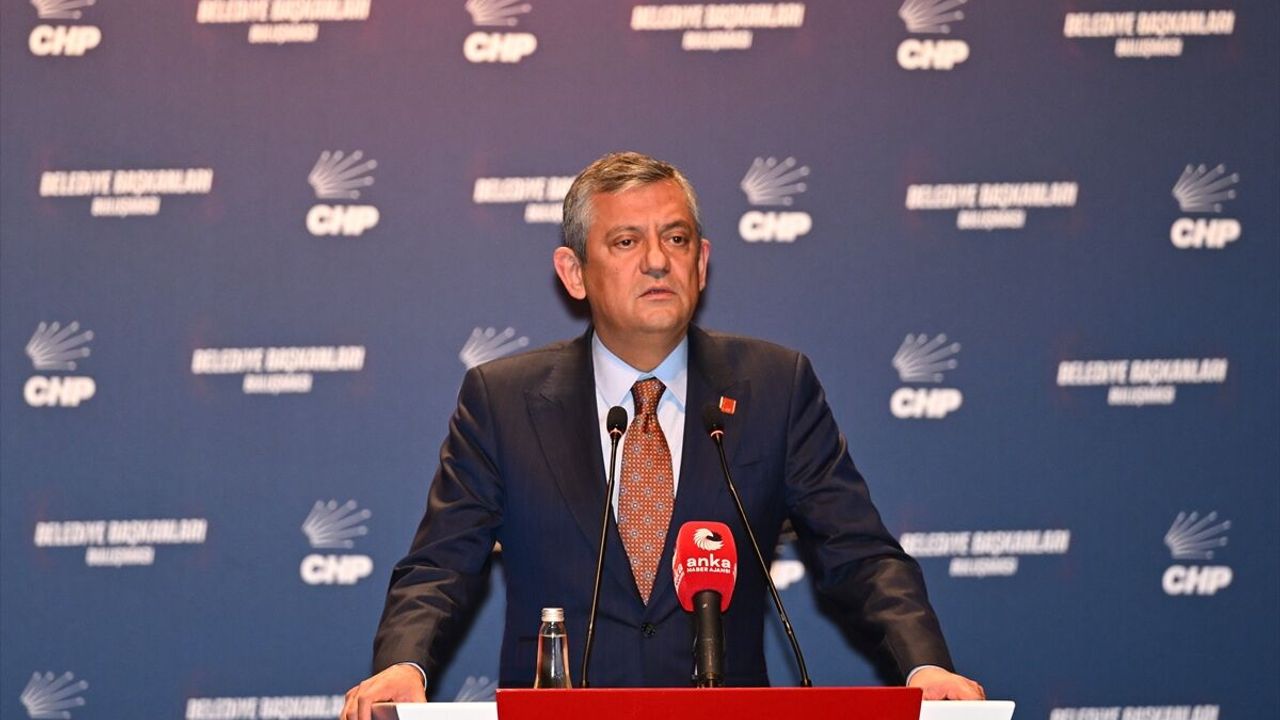CHP’de dikkat çeken toplantı! Özgür Özel belediye başkanlarıyla buluştu