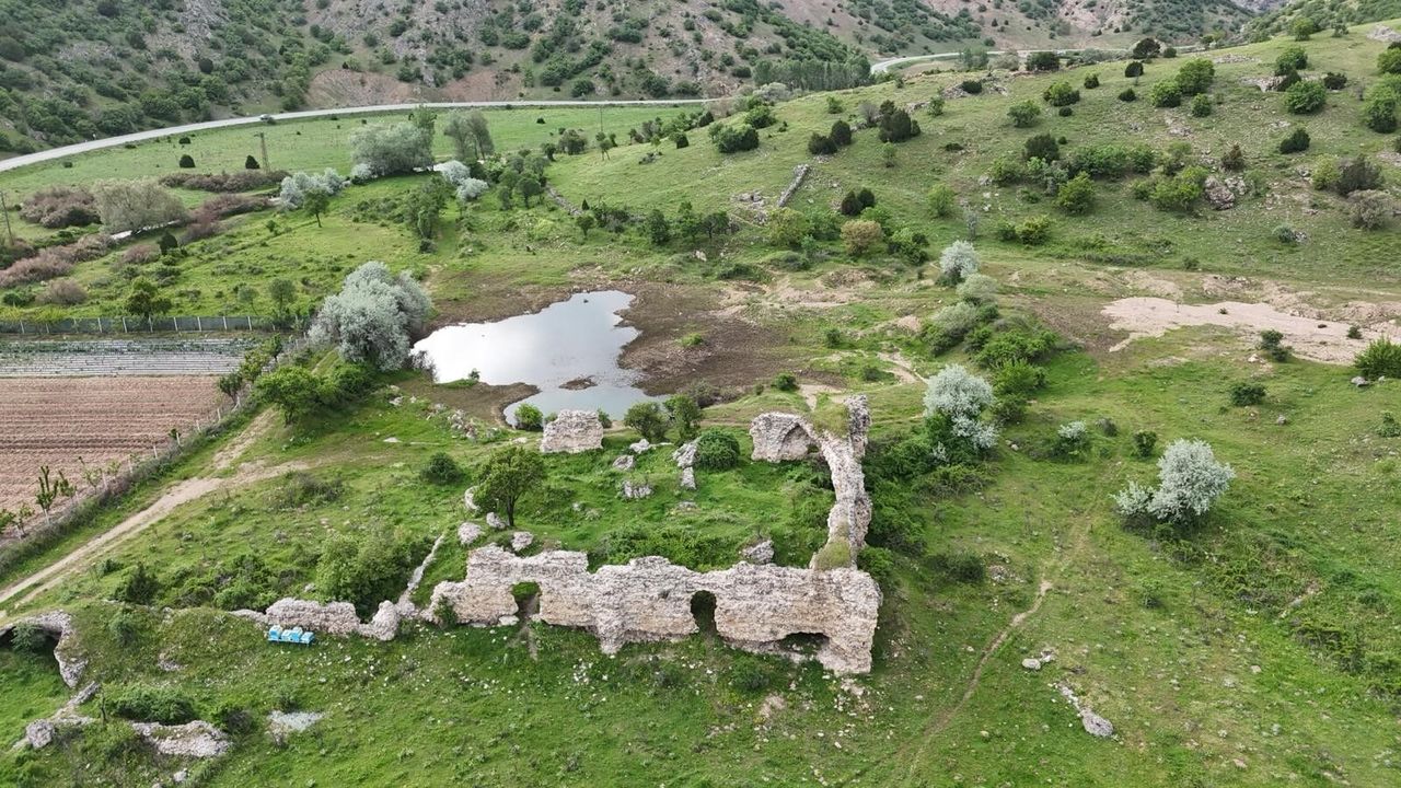 8 asırlık Çınçınlı Sultan Hanı zamana direniyor