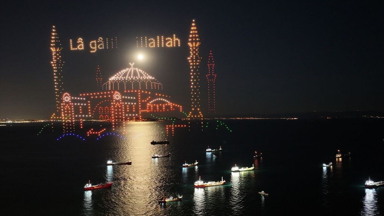 Gökyüzünde tarihi anlatım! İstanbul’un fethi 573 yıl sonra gökyüzünde anlatıldı