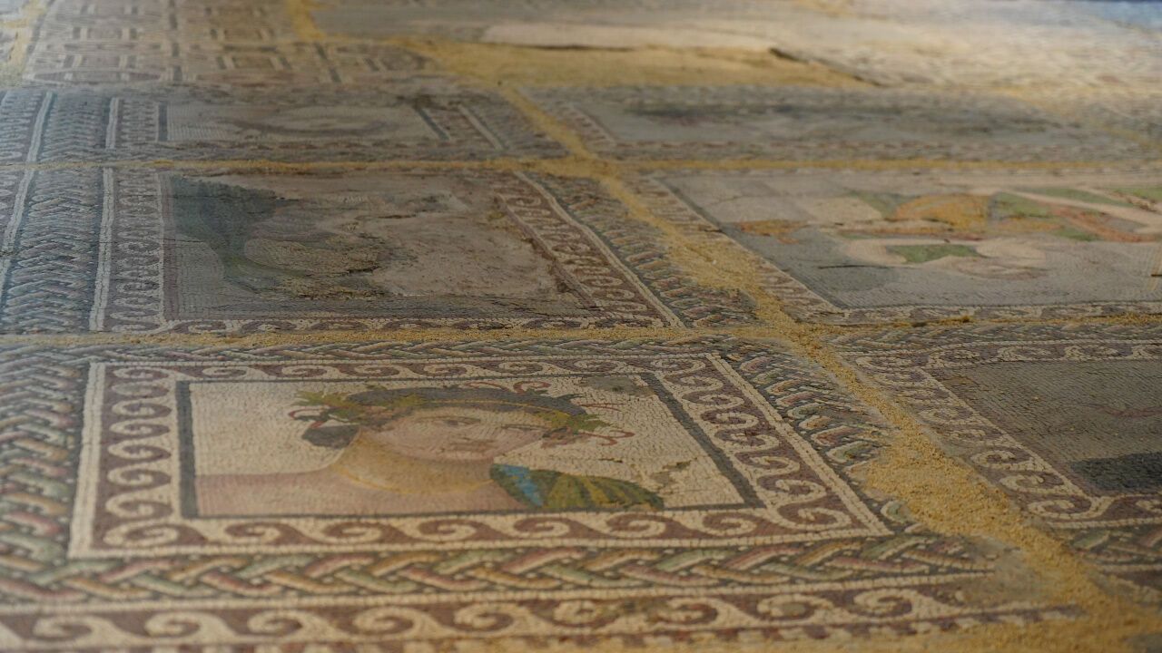 Aşil ve Thetis’in hikayesi bu mozaiğin merkezinde yaşıyor