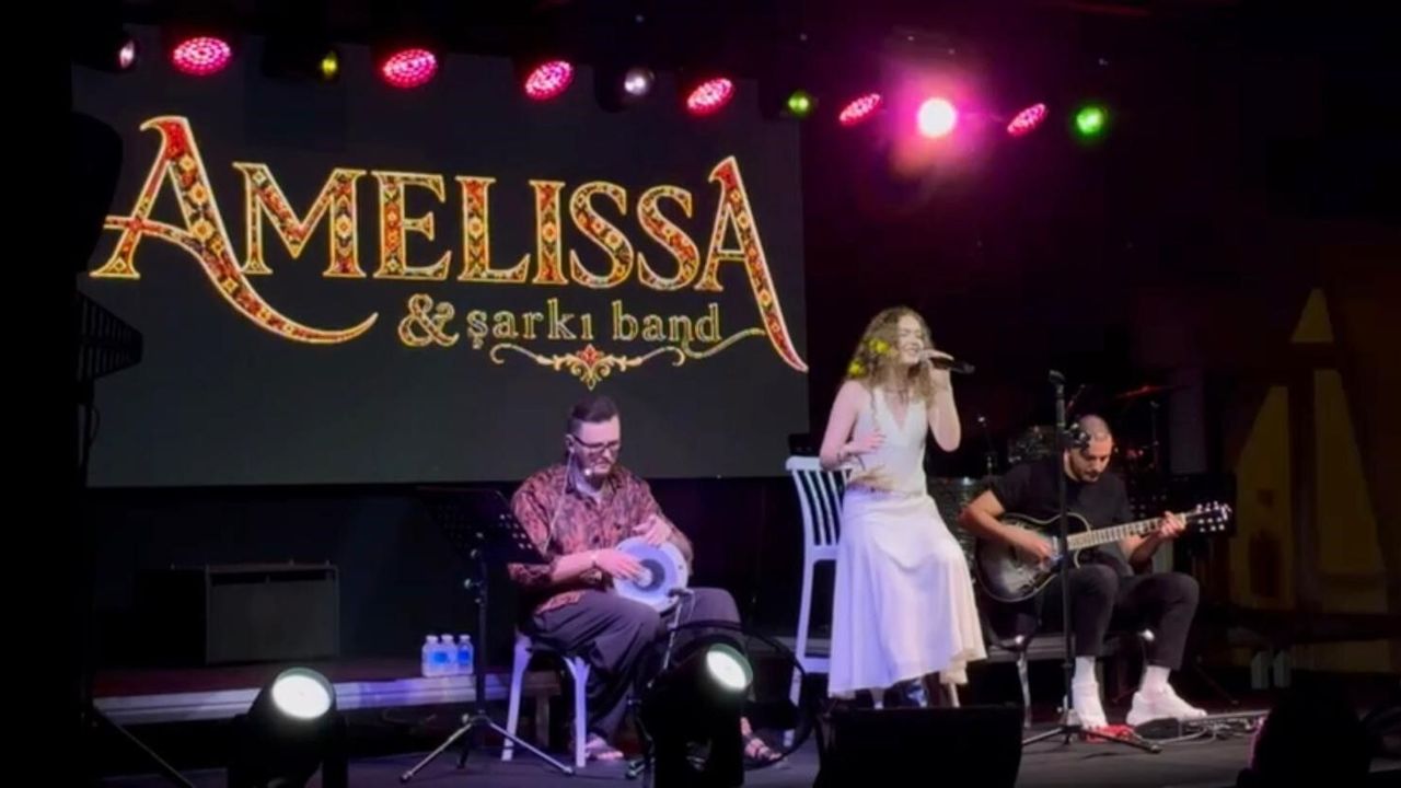 Bayrama damga vurdu! Romanyalı sanatçı Amelissa’dan konukları büyüleyen performans