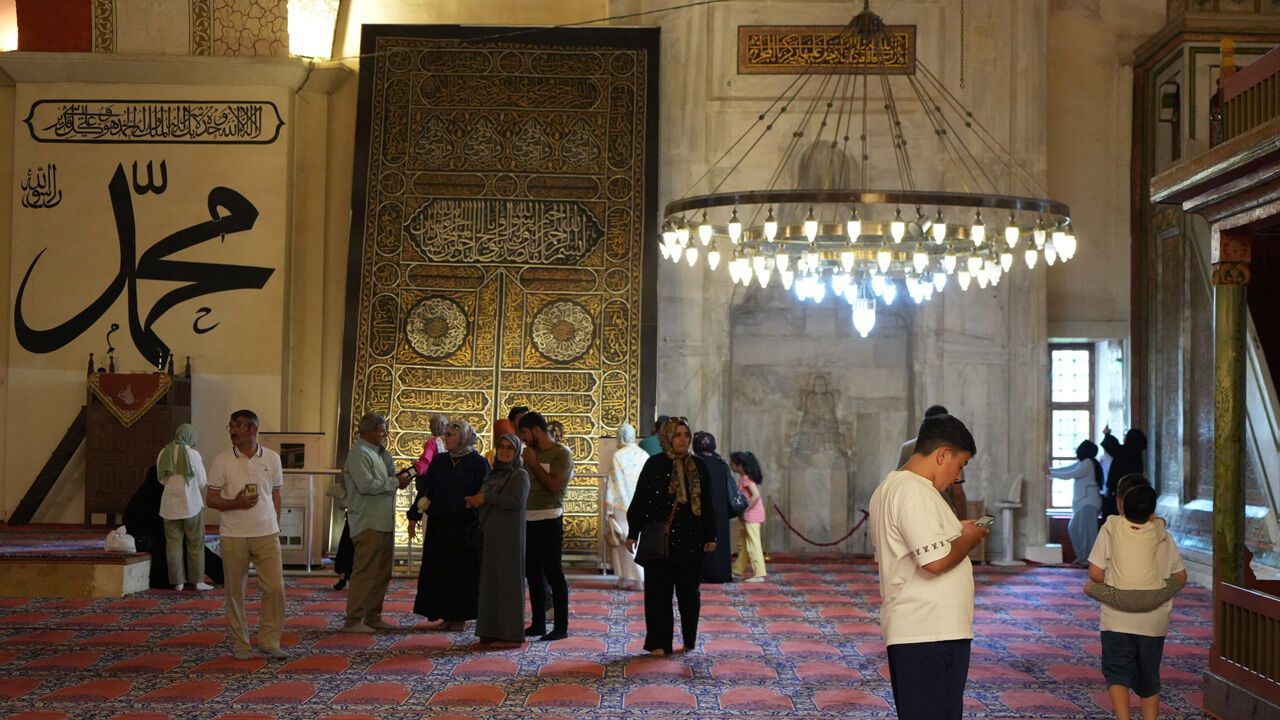 Bayramda Eski Cami’ye akın! Ziyaretçiler bu kutsal emanetleri görmek için sıraya girdi